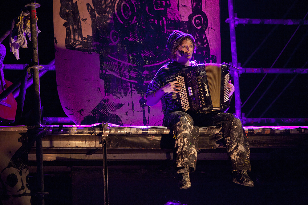 2013 - Compagnie Lucamoros ©Pierre Soissons