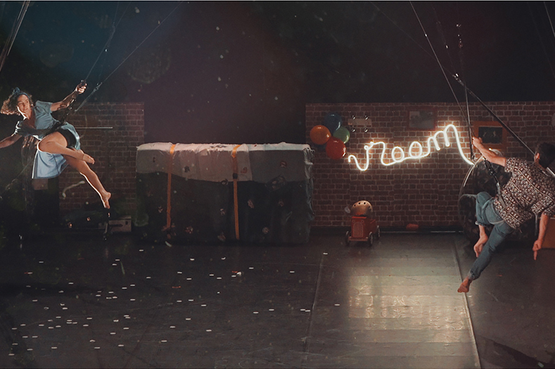 Des hommes qui portent et des femmes qui tiennent - 